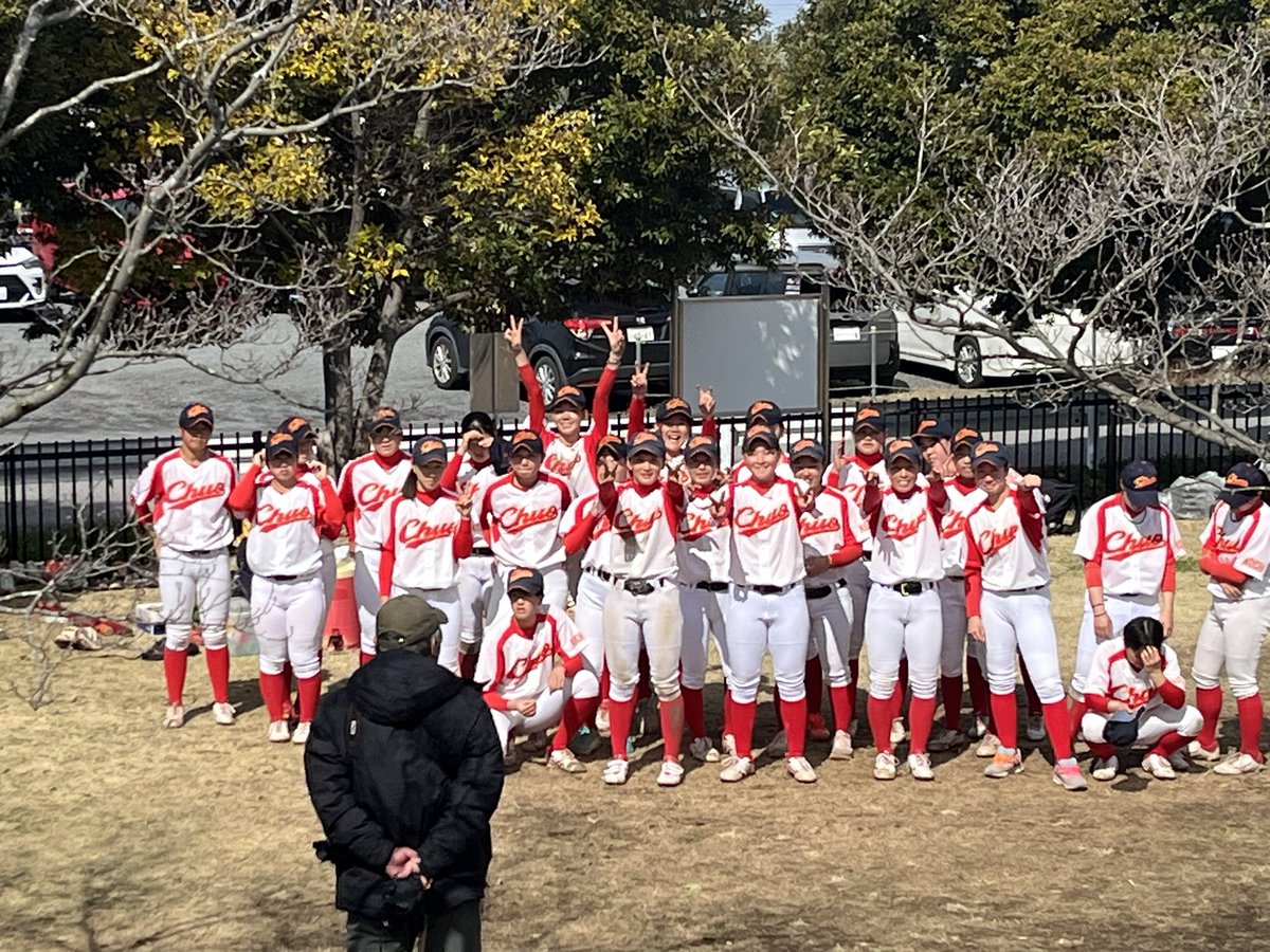 tate5332's tweet photo. 高知中央高校女子野球部

選抜大会二回戦
田ヶ谷サンスポーツ球場
新人戦ベスト4の強豪相手に素晴らしい試合を見せてくれました！
ありがとう😭
娘は…怪我で夏の大会までしっかり治して、今はチームをサポート。
三回戦は土曜日！

試合後、全体写真準備の途中にこっそりカメラ向けたら…バレてた…😊 https://t.co/XBbhwknnHm