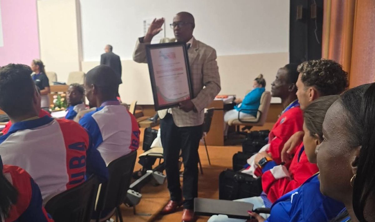 InderCuba's tweet image. Gracias a la #ANSOC por reconocer a #InderCuba en su VI Asamblea General.
Seguimos trabajando unidos para afianzar el rol del deporte en la inclusión social de la comunidad sorda de #Cuba.
Otra motivación rumbo a la rendición de cuenta a la @AsambleaCuba.
#InderCubaRindeCuenta