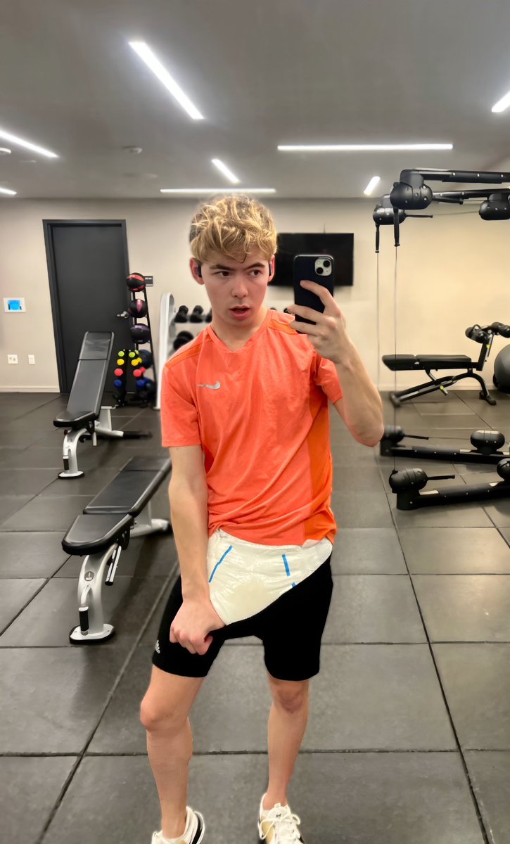 If this post gets 50 reblogs I’ll go to the gym in my onesie 🤭💪🏻🏋️