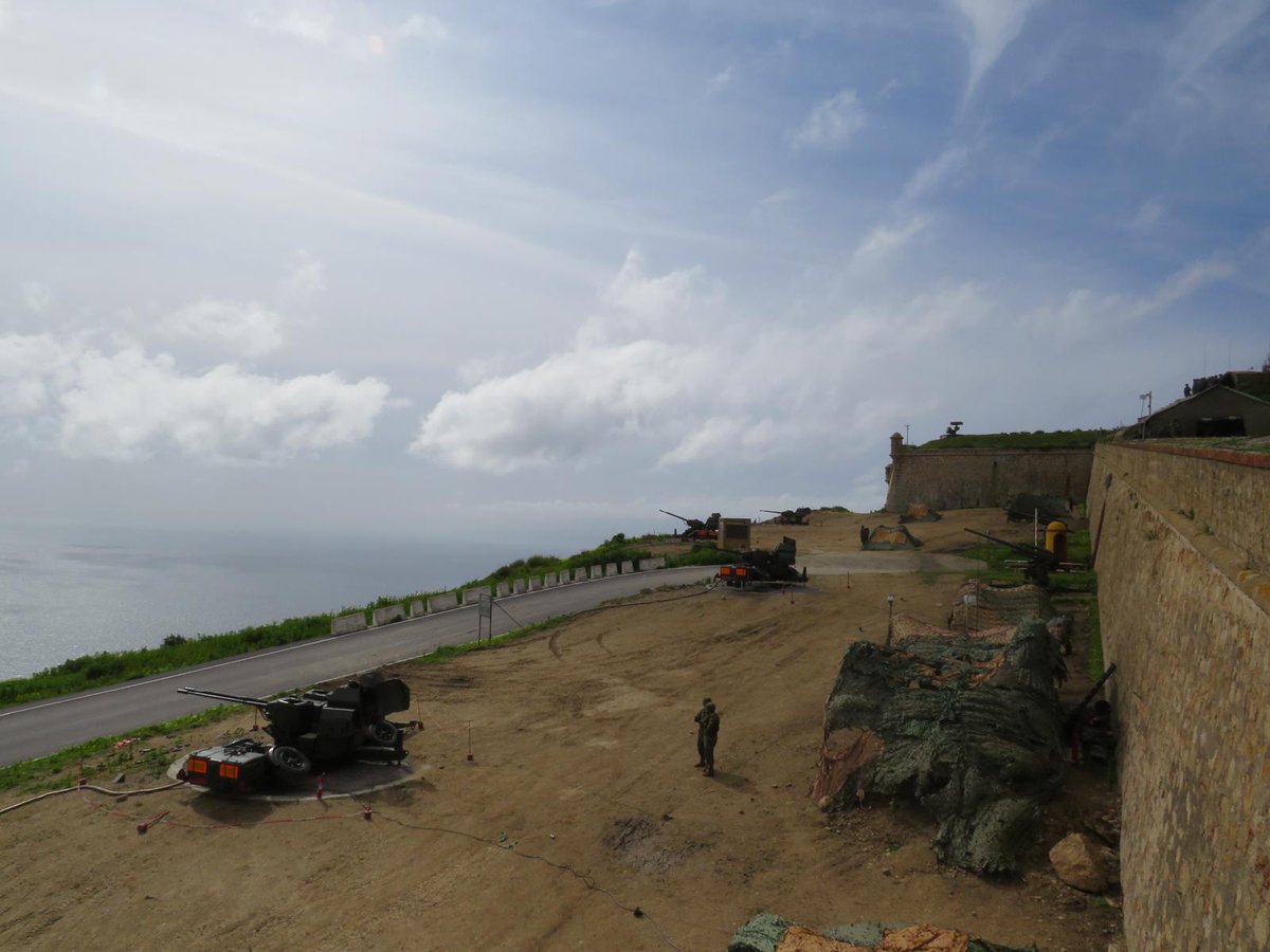 COMGECEU_ET's tweet photo. Sargentos alumnos de la Academia de #Artillería del @EjercitoTierra apoyados por el #RAMIX30 han realizado un ejercicio de tiro antiaéreo en el campo de tiro “Almina” de #Ceuta, utilizando el cañón https://t.co/AmzV1Pb7wb 
durante las prácticas de su formación.
@MCANA_ET https://t.co/iSCBiLLWqZ