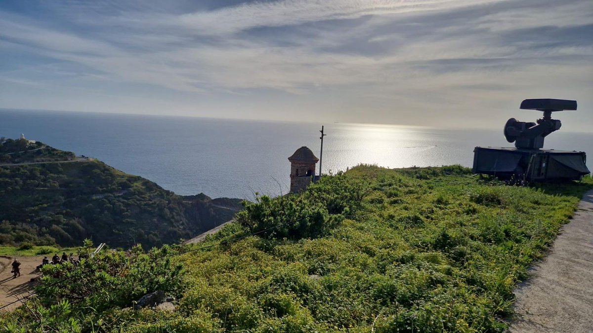 Sargentos alumnos de la Academia de #Artillería del <a href="/EjercitoTierra/">Ejército de Tierra 🇪🇸</a> apoyados por el #RAMIX30 han realizado un ejercicio de tiro antiaéreo en el campo de tiro “Almina” de #Ceuta, utilizando el cañón ejercito.defensa.gob.es/materiales/art… 
durante las prácticas de su formación.
<a href="/MCANA_ET/">Mando de Canarias</a>