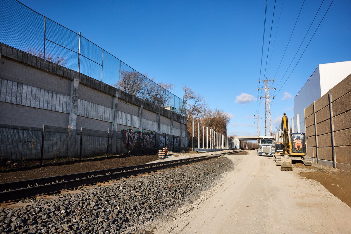 This important work has sparked our interest ⚡

Did you know grounding noise walls with buried conductors is an electrical safety measure? This machine is helping get the job done as we continue expanding GO along the Barrie Line.

Learn more: metrolinx.com/barrie