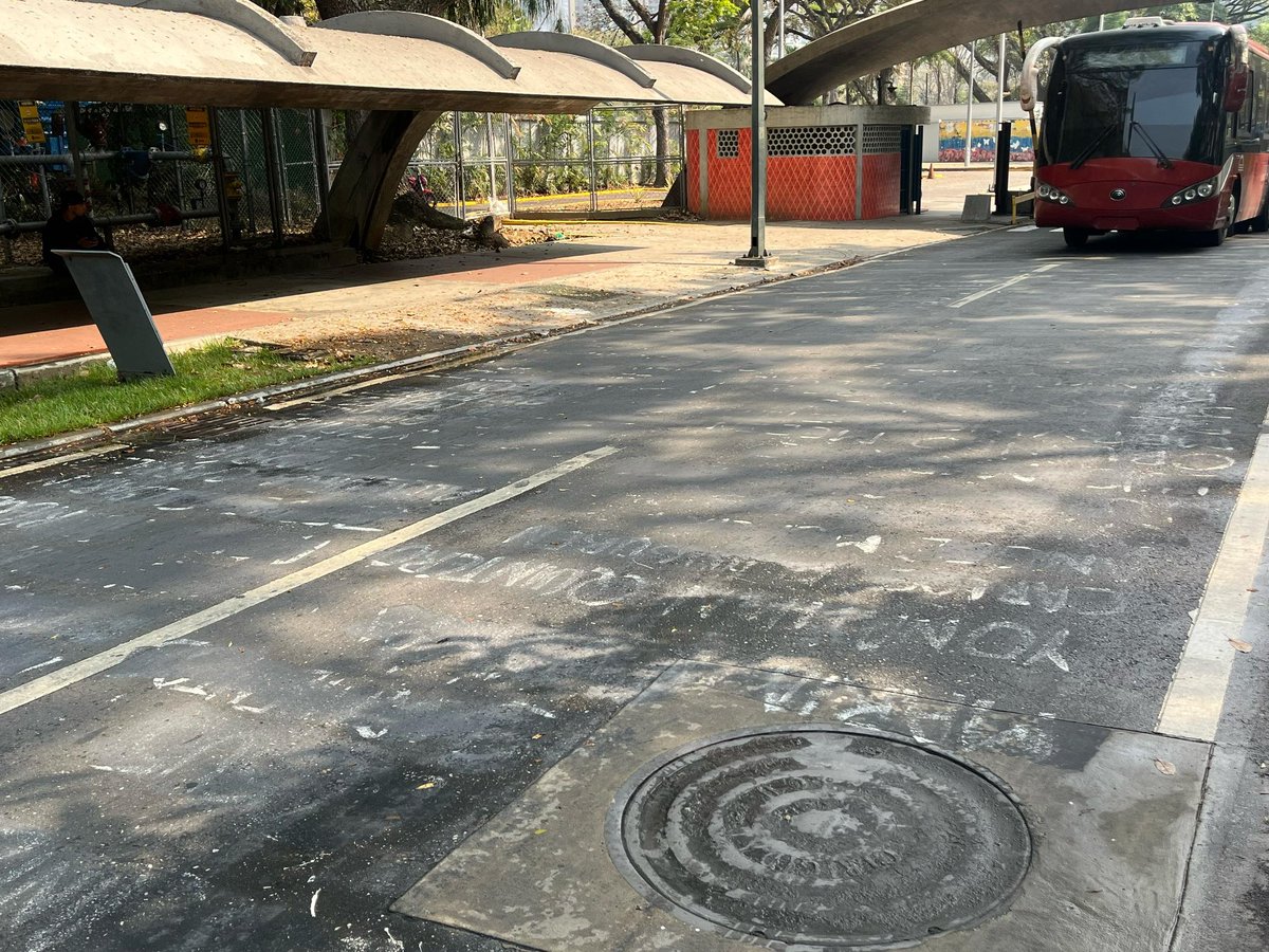 miguel_suarezt's tweet image. Denunciamos que fueron borrados los nombres de los jóvenes caídos en protesta desde el año 2014 que estaban pintados en la entrada de la puerta Tamanaco de la #UCV
No hay pintura que tape el hecho de ser el mayor oprobio de la historia de este país.
Prohibido olvidar.