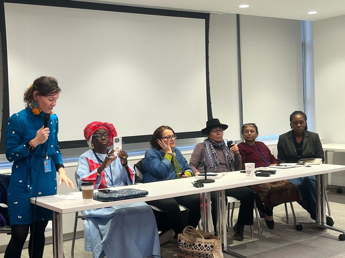 oxfam_es's tweet photo. 🌄La esperanza de las mujeres defensoras de la tierra y el territorio la encuentran en el cuidado colectivo, en la fuerza organizativa y en la construcción de alianzas con otras organizaciones.
✊🏽Así se planteó en el evento de la #69CSW sobre el liderazgo de las mujeres organizaciones de base.  
@CanalesMelania @ecmiaorg @OxfamenPeru