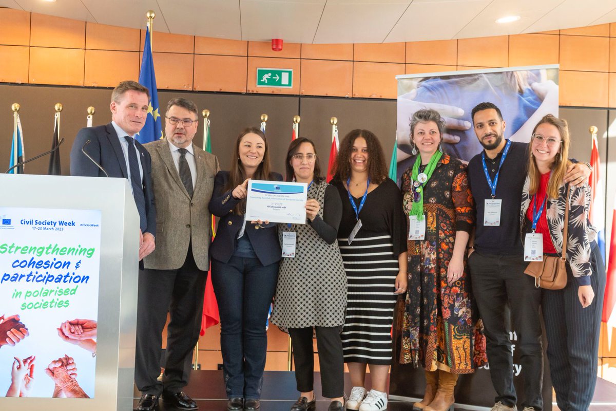CSOGroupEESC's tweet photo. 👏Today @EU_EESC awarded its #CivilSocietyPrize to:
🇸🇰 Slovak Debate Assoc.👉fact-checking AI-generated content
🇫🇷 @reporterdespoir 👉educational programme for young reporters
🇧🇪FEC Diversité👉#StopFarRight immersive game
For their🔝initiatives to combat polarisation in the 🇪🇺EU https://t.co/xpMWmIDhpt