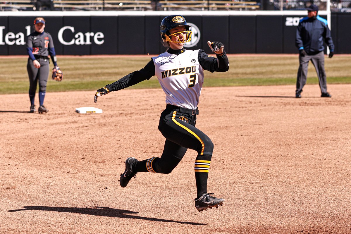 MizzouSoftball's tweet photo. Top 10 Season Performances Bracket: Play-In #1

Barb Wright (1997) 🆚 Jenna Laird (2022)

Vote in the poll below ⤵️ https://t.co/HagTmSVv8i