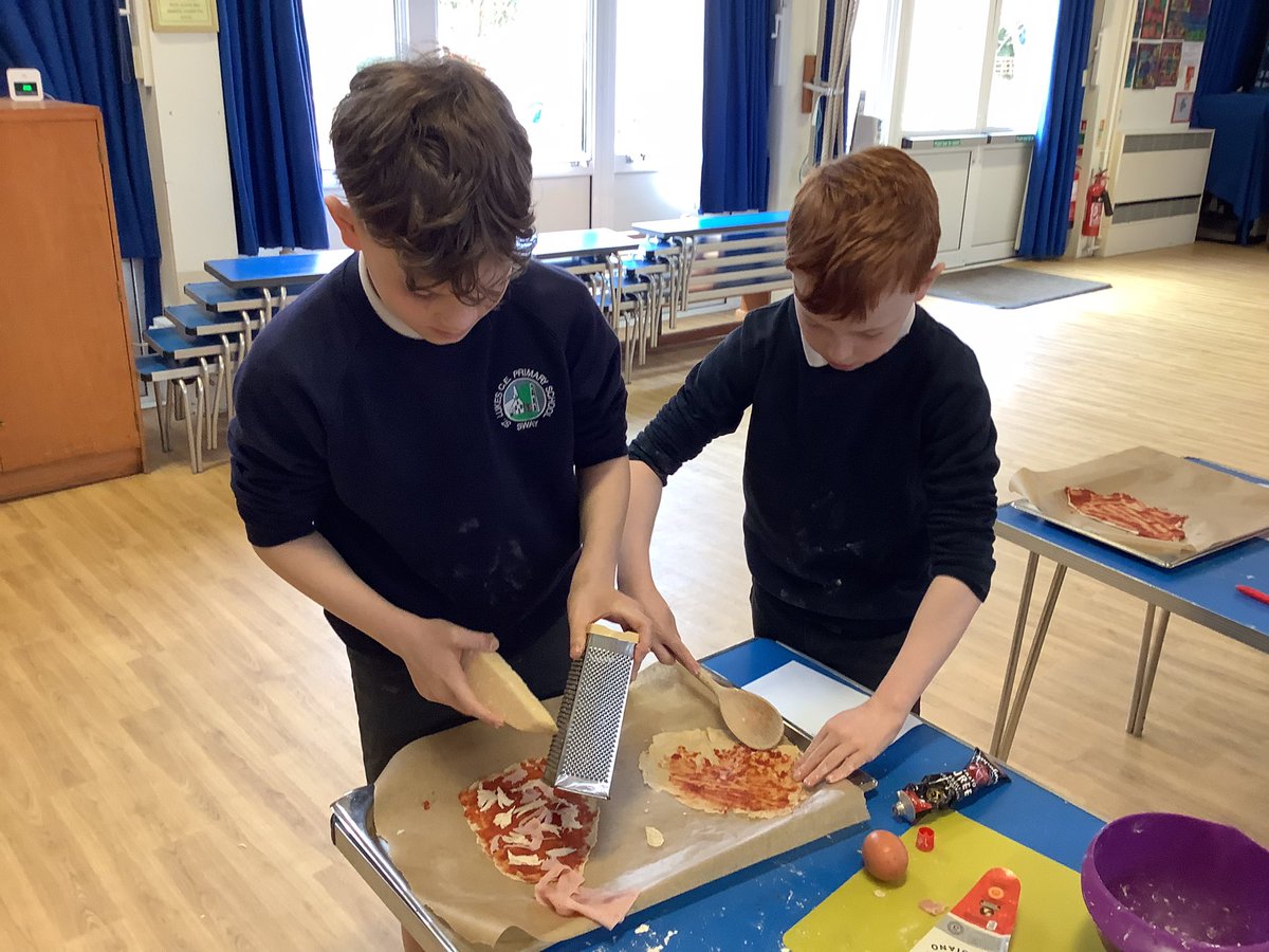 stlukesschoolsw's tweet photo. Year 6 have been making pizza! 🍕 They chose their own toppings and used skills such as rolling, measuring, grating, and cutting. A tasty way to learn! 👩‍🍳👨‍🍳 #FoodTech #Year6 #PizzaMaking #LearningThroughCooking https://t.co/9RG15a0yt3