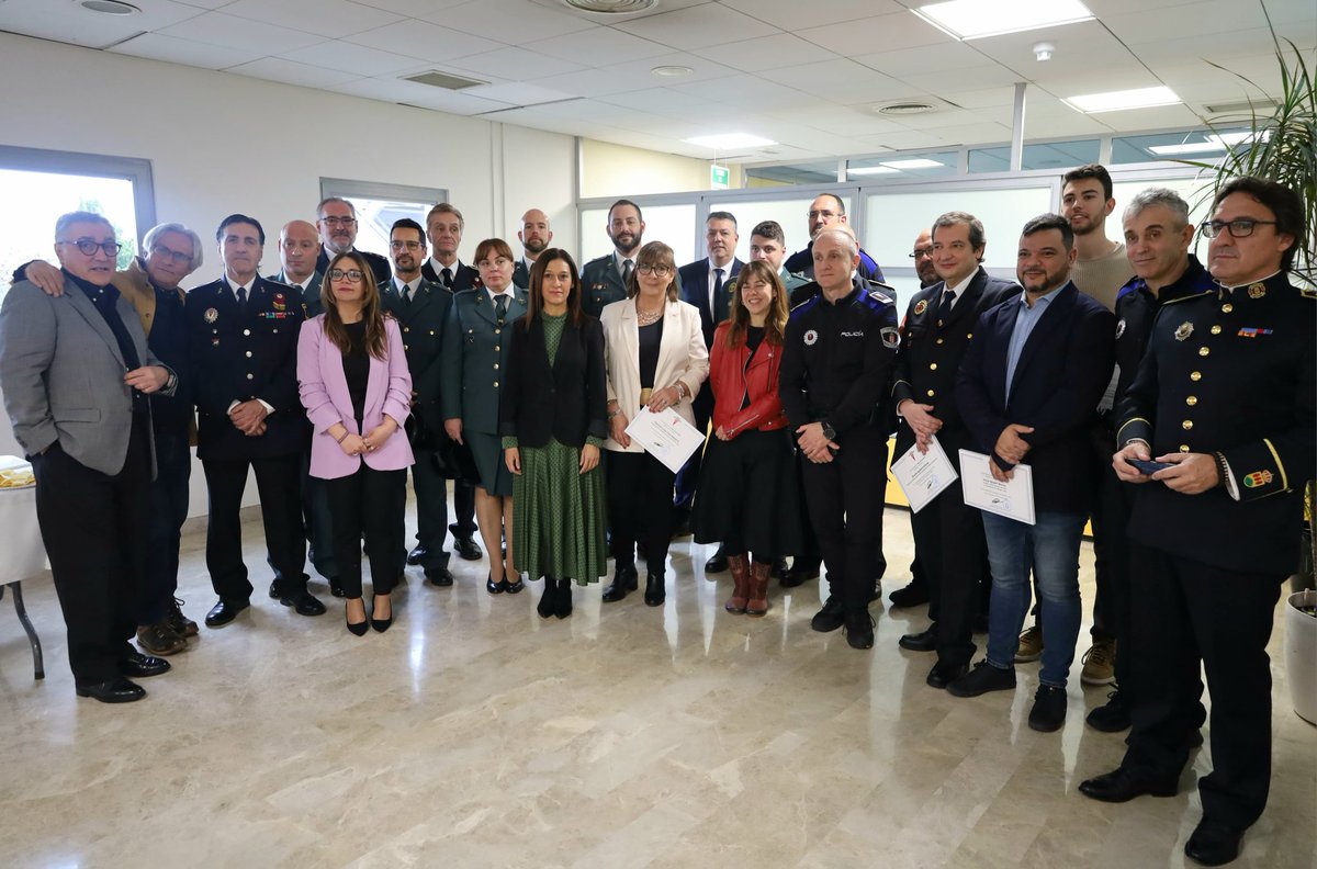 Delegación del Gobierno en Madrid 🏛️ (@dgobiernomadrid) on Twitter photo 🎖🎖Reconocimientos al servicio público y al compromiso con la ciudadanía los que hoy ha entregado la subdelegada, Pilar Trinidad, junto a la alcaldesa de <a href="/AytoRivas/">Ayuntamiento de Rivas Vaciamadrid</a>, <a href="/AidaCast/">Aída Castillejo</a>, en el Día de la <a href="/policiaderivas/">Policía Local de Rivas Vaciamadrid</a>
Entre los distinguidos, miembros de <a href="/guardiacivil/">Guardia Civil</a>, Policía Local , 🎖🎖Reconocimientos al servicio público y al compromiso con la ciudadanía los que hoy ha entregado la subdelegada, Pilar Trinidad, junto a la alcaldesa de <a href="/AytoRivas/">Ayuntamiento de Rivas Vaciamadrid</a>, <a href="/AidaCast/">Aída Castillejo</a>, en el Día de la <a href="/policiaderivas/">Policía Local de Rivas Vaciamadrid</a>
Entre los distinguidos, miembros de <a href="/guardiacivil/">Guardia Civil</a>, Policía Local ,