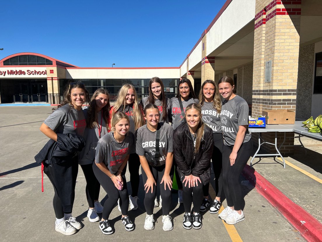 Crosby_Softball's tweet photo. Thank you @CrosbyISD for allowing us the opportunity to help serve at the Houston Food Bank distribution today!! https://t.co/2VPwvKy71N