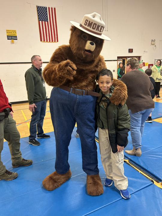 Look who stopped by George Washington School this week - Smokey the Bear! <a href="/QuestarIII/">Questar III BOCES</a> #BOCES students learned about fire safety and how to protect our forests... and of course, had to get a photo op!

#QuestarIII #SmokeyTheBear