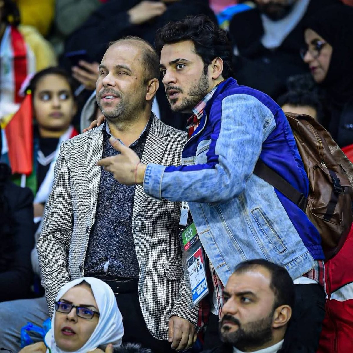 مشهد يحكي شغف كرة القدم في العراق.. مشجع كفيف يعيش المباراة بروحه، وبجواره الإعلامي" علي "يصف له كل لحظة بحماس وكأنه عينيه. بعض اللقطات تثبت أن كرة القدم أكثر من مجرد لعبة.