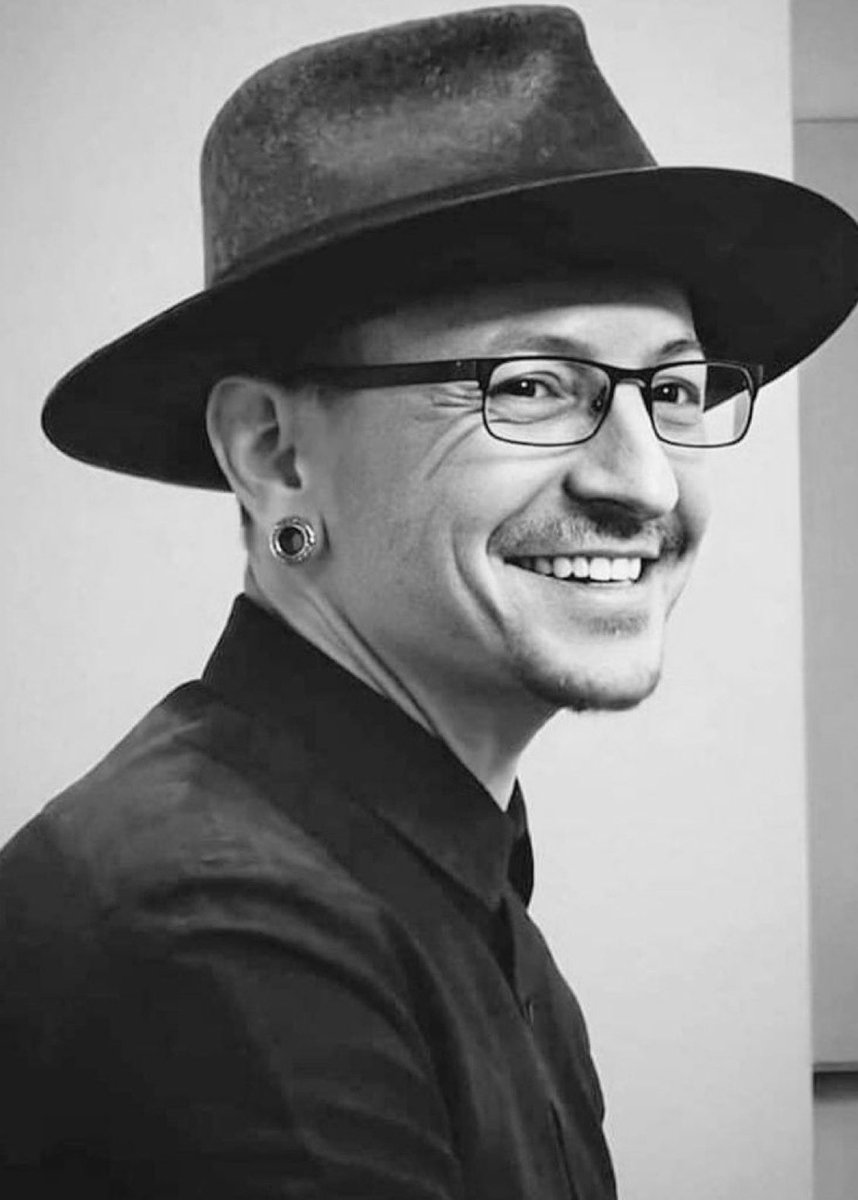 screentime's tweet photo. Chester Bennington would’ve turned 49 today 🖤 https://t.co/Cf8nGjfCur