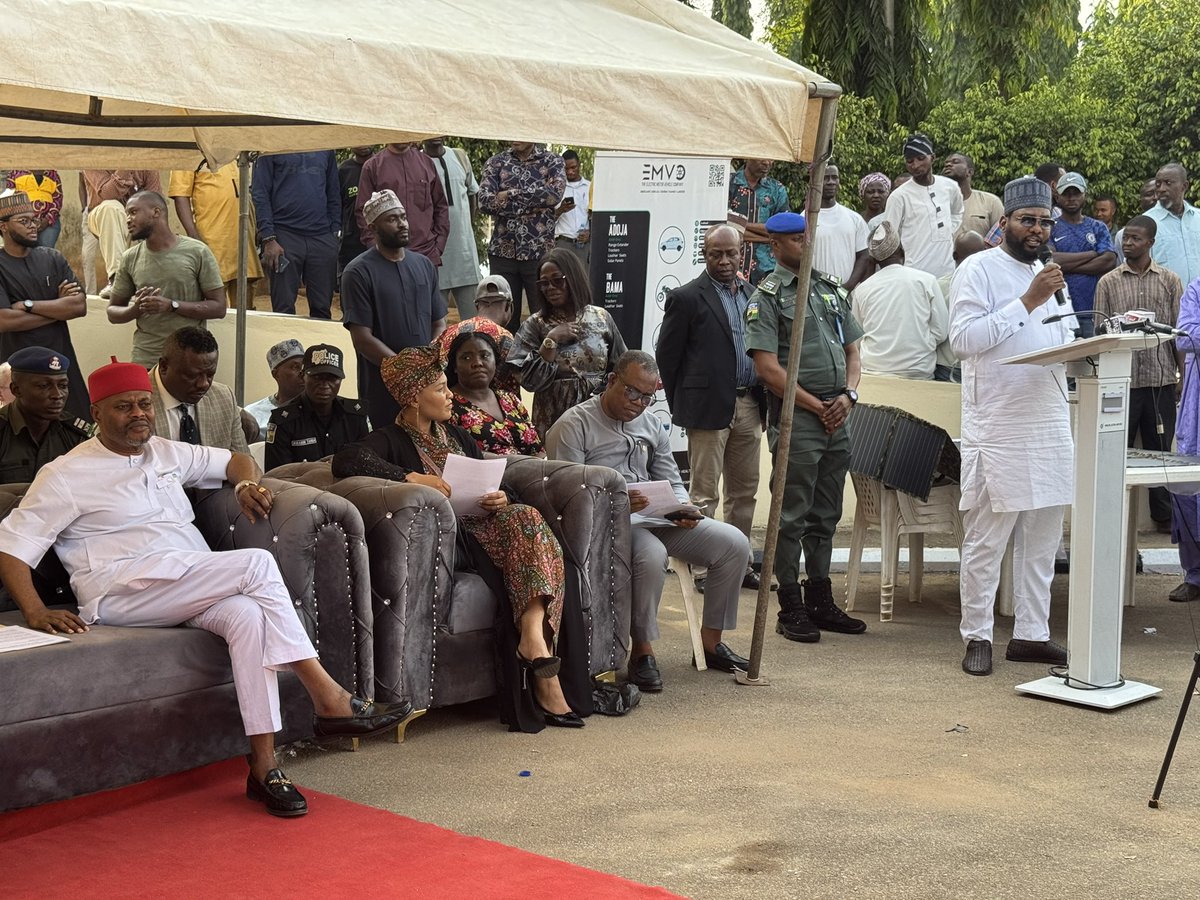 moore_ojo's tweet photo. The Honorable Minister of Innovation, Science, and Technology, @ChiefUcheNnaji has launched the Electric Vehicle Charging Station in Abuja, a joint project by the Electric Motor Vehicle Company (EMVC) and the Energy Commission of Nigeria (ECN). https://t.co/BVbDk9Rywa