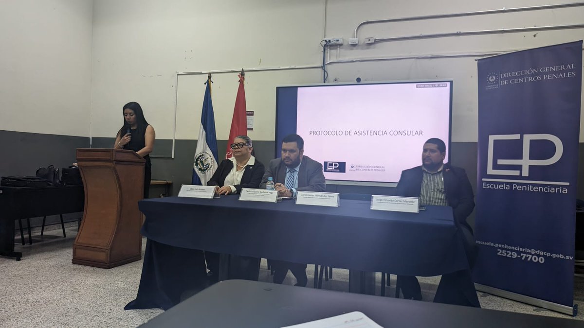 En este momento, nuestro Cónsul Carlos Alberto Barbosa imparte una capacitación sobre la Convención de Viena sobre Relaciones Consulares, dirigida a los funcionarios de la Dirección General de Centros Penales (DGCP) de <a href="/SeguridadSV/">Ministerio de Seguridad</a> .
<a href="/CancilleriaCol/">Cancillería Colombia</a> <a href="/cancilleriasv/">Cancillería de El Salvador 🇸🇻</a>
