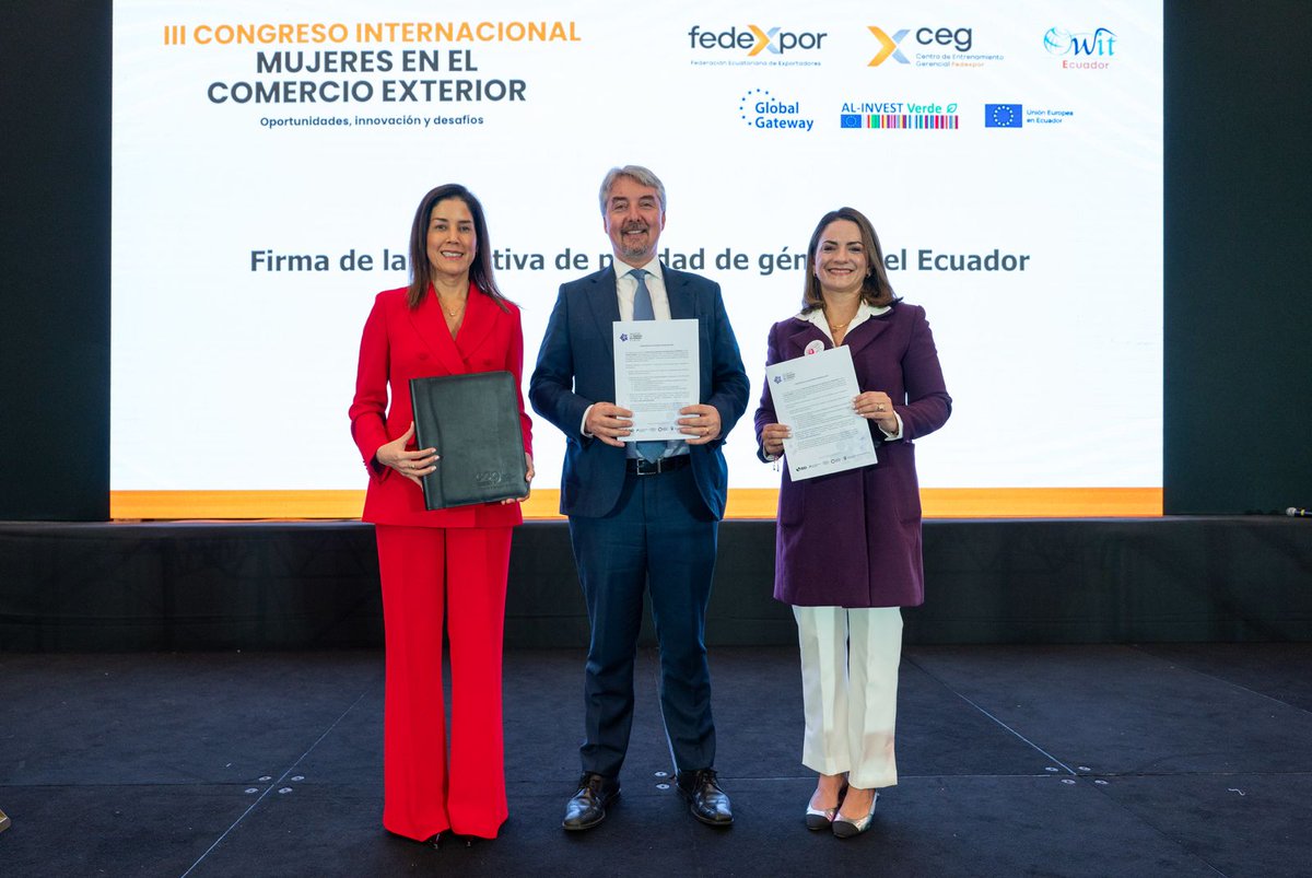 Fedexpor's tweet photo. 🙌🏻 En el marco del III Congreso Internacional de Mujeres en el Comercio Exterior, la Federación Ecuatoriana de Exportadores (FEDEXPOR) firmó su adhesión a la Iniciativa de Paridad de Género (IPG) Ecuador, con el objetivo de impulsar la equidad y cerrar las brechas económicas de género en el sector exportador.

Esta iniciativa, impulsada por el Foro Económico Mundial (WEF) en colaboración con el Gobierno Nacional, el Banco Interamericano de Desarrollo (BID) y la Agencia Francesa de Desarrollo (AFD), busca incrementar la participación de mujeres en la fuerza laboral, en puestos de liderazgo y reducir las brechas salariales. 👩🏻💼

Desde FEDEXPOR, nos sumamos a esta alianza público-privada, trabajando en estrategias que fomenten la igualdad de oportunidades y el crecimiento sostenible del comercio exterior ecuatoriano.✈️🇪🇨

@fribade 
@mubilla1 
@Gabrys14