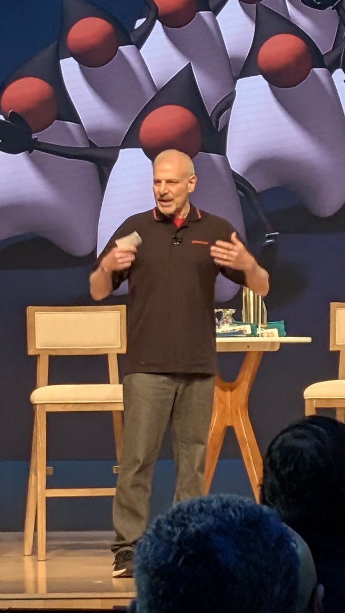 vilojona's tweet image. The great @jimgris on stage doing a live #dukescorner episode at @JavaOne #javaone25