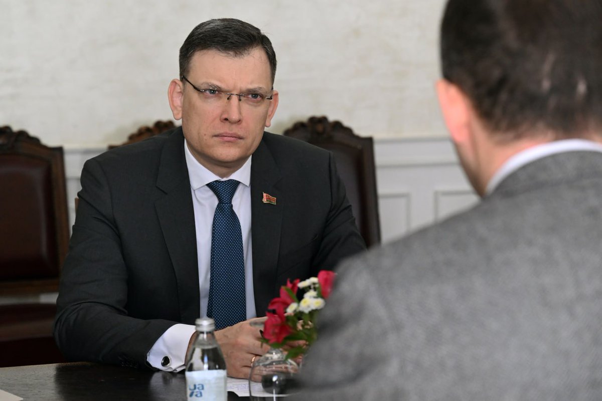 Министар спољних послова <a href="/markodjuric/">Марко Ђурић</a> састао се данас са замеником министра иностраних послова Републике Белорусије Јуријем Георгијевичем Амбразевичем <a href="/yambrazevich/">yury ambrazevich</a>, који предводи делегацију те земље на политичким консултацијама два министарства спољних послова.

Ђурић је поручио