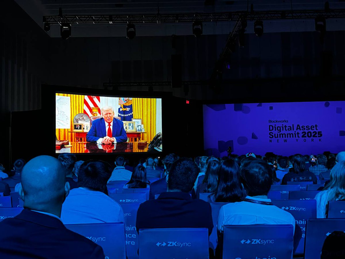 exSatNetwork's tweet photo. President of the United States @realDonaldTrump speaks at @blockworksDAS, followed by Michael Saylor, delivering insights LIVE on stage in New York 🔥

The future looks ₿right. https://t.co/Z0YK0FuKnS