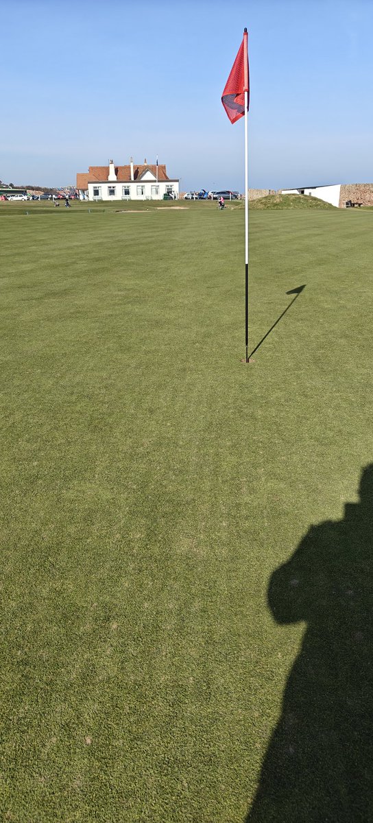 Outstanding surfaces today at Dunbar golf club, especially after all the maintenance previously done. ⛳ Always a hive of activity going on <a href="/DunbarGreens/">Dunbar Greens</a> 
Fantastic for the time of year 👍