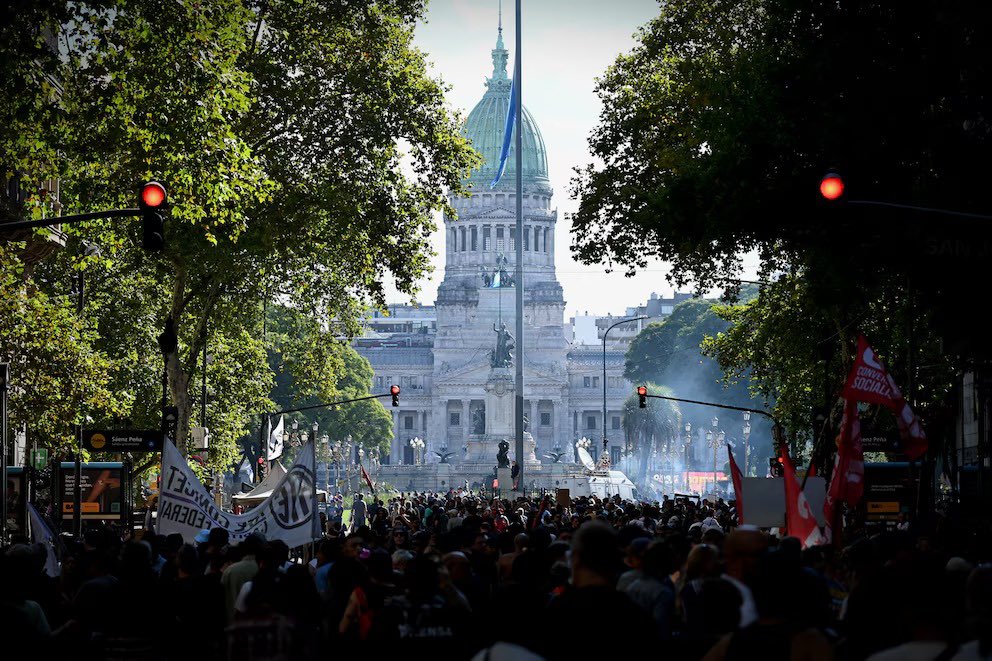 fabiorbaez's tweet photo. Mientras acompañábamos a los jubilados en la Plaza, dentro del Congreso una vez mas, diputados y diputadas entregaban la independencia economia y la soberenia politica de los argentinos y argentinas con el endeudamiento ante el FMI. https://t.co/l1Rh813c9X