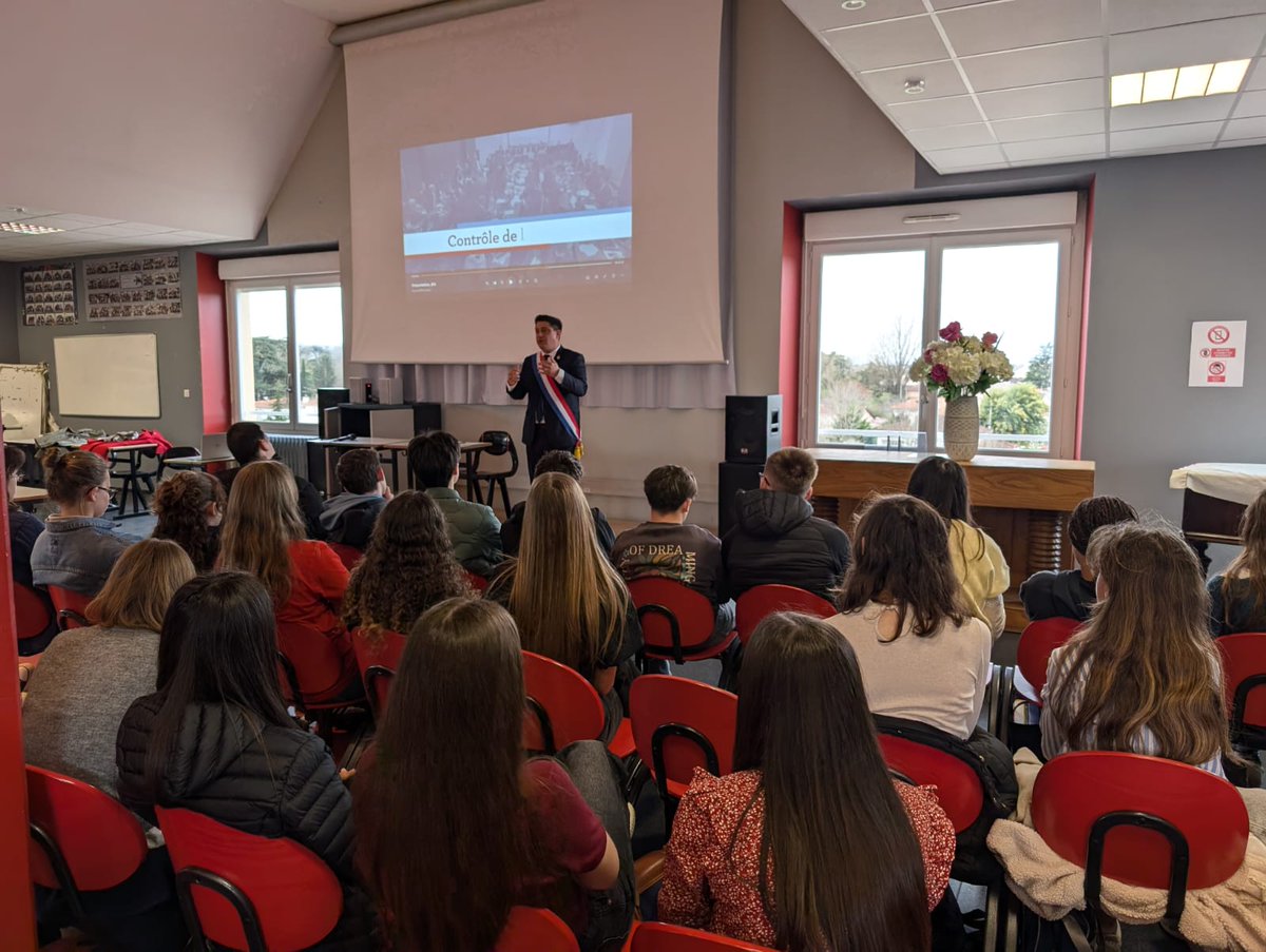 GuillaumeLEPERS's tweet photo. Rencontre avec les élèves de la classe défense de 3e de l'institution Ste Catherine. Bravo à eux et à leurs enseignants pour cet engagement citoyen ! #cdsg #jeunesse #citoyenneté #défense https://t.co/CrZTNLtjDG