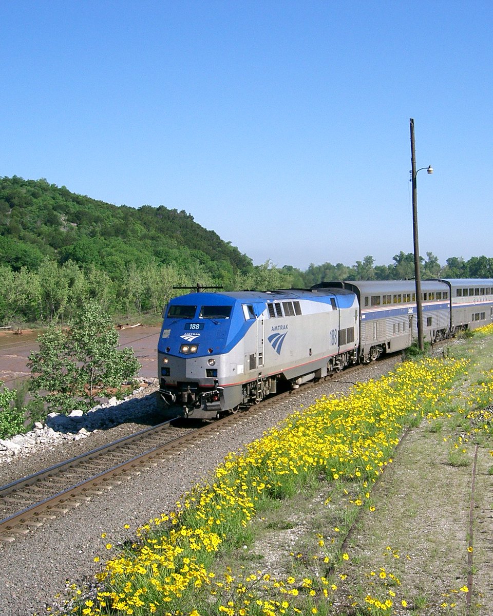 Amtrak's tweet photo. 🌼 HAPPY SPRING 🌼 https://t.co/INkD7V46Ht