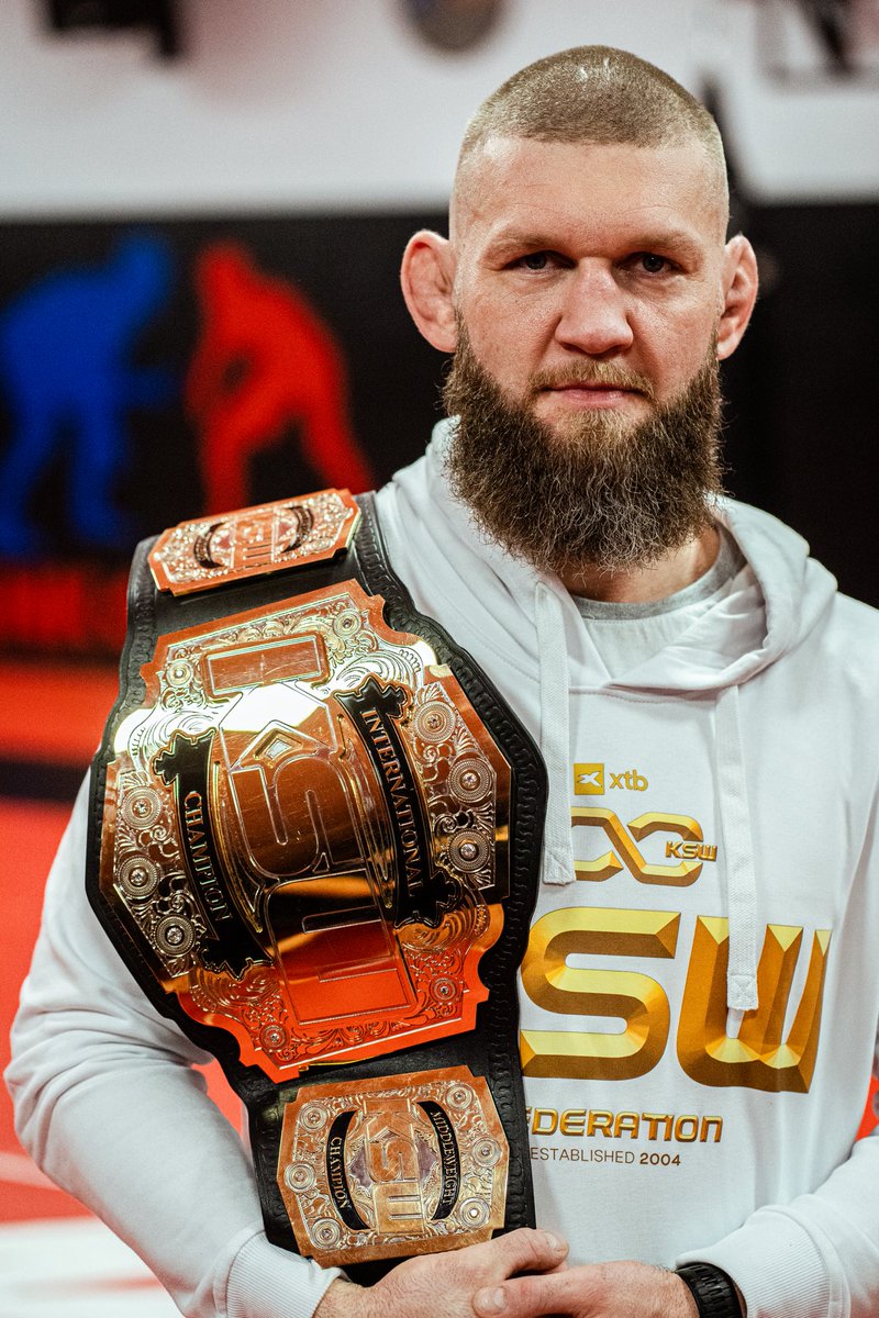KuberskiPiotr's tweet image. Czuję się dobrze po walce na @ksw_mma 104, a regeneracja przebiega pomyślnie. Po dwóch tygodniach powoli wracam na matę i zaczynam stopniowo wprowadzać trening do mojej codzienności. Jestem pełen energii i gotowy do dalszej pracy, aby wrócić do pełnej formy. Step by step ✊🏻
