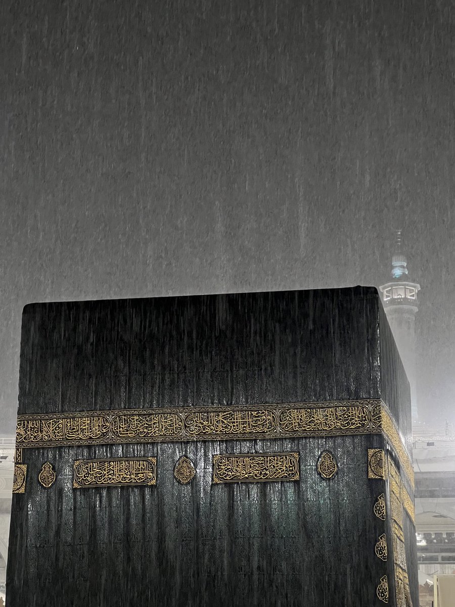 يا حظ اللي تحضنه مكة
على حزّة مطر