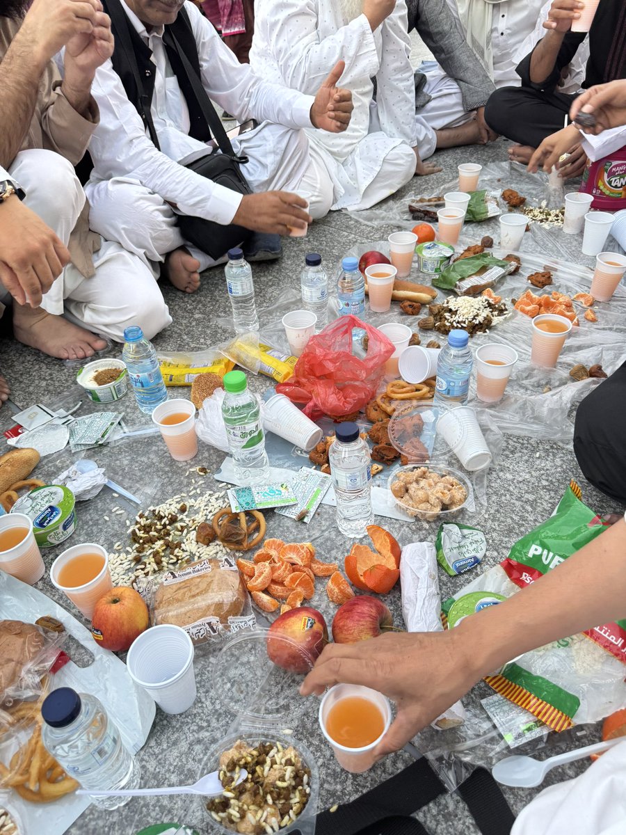 Iftār e Madīnah 💚💚💚

What an amazing feeling of peace and tranquility at the feet of Rasūlullāh ﷺ