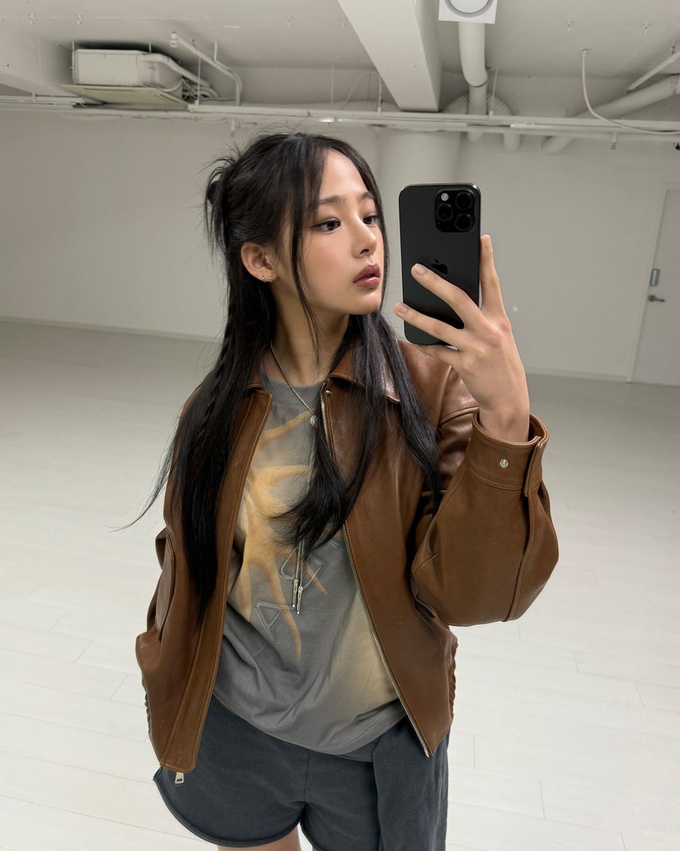 minti's tweet image. Snapping today's OOTD as the coolest Gen Z representative.