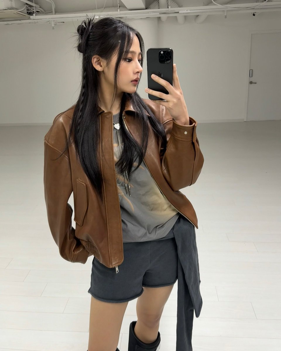 minti's tweet image. Snapping today's OOTD as the coolest Gen Z representative.