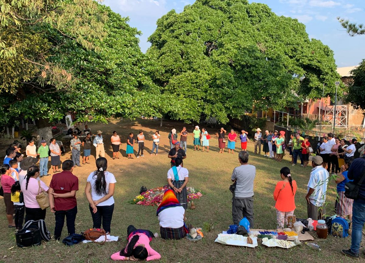 En atención a compromiso de #ProcuradoraDDHH <a href="/RaqueldeGuevara/">Raquel de Guevara</a> con los #PueblosIndígenas, Depto. Especializado de #AdjuntaCiviles, participó en ceremonia para conmemorar el Día Internacional de la Mujer y el equinoccio de primavera, organizada por <a href="/ccnis/">Consejo Coordinador</a> y Red de Mujeres #RENAMIES