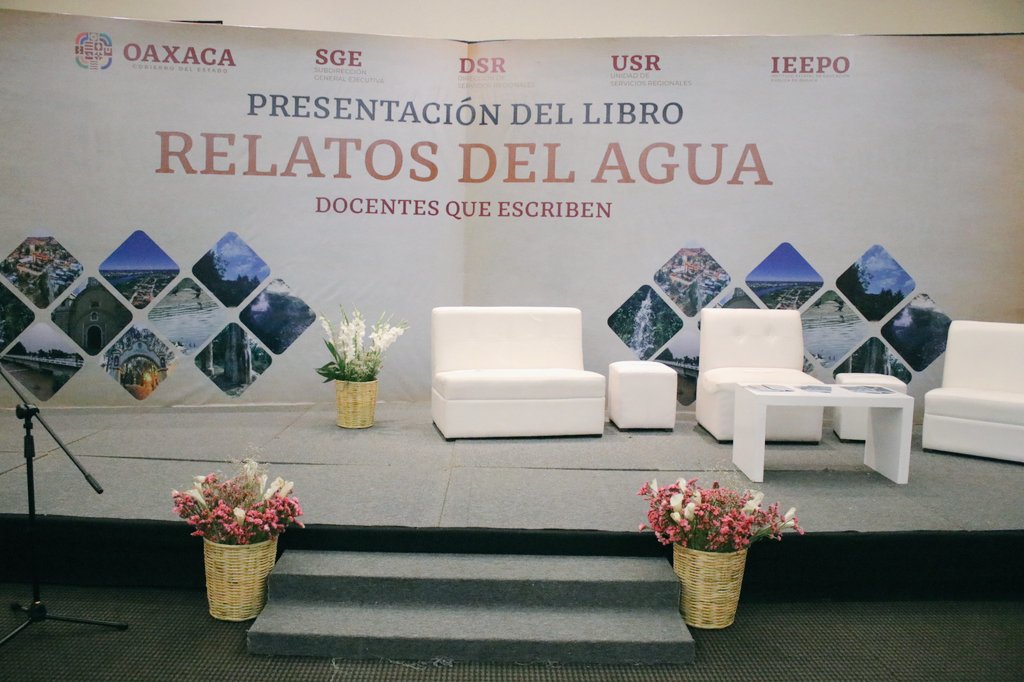 d_perezm's tweet photo. Hoy acompañe al ensamble de cuerdas de la Orquesta Sinfónica Infantil y juvenil del IEEPO, en la presentación del libro Relatos del Agua 'docentes que escriben'.

@IEEPOGobOax 
@EMILIOMONTEROP https://t.co/ijKVzY7jIc