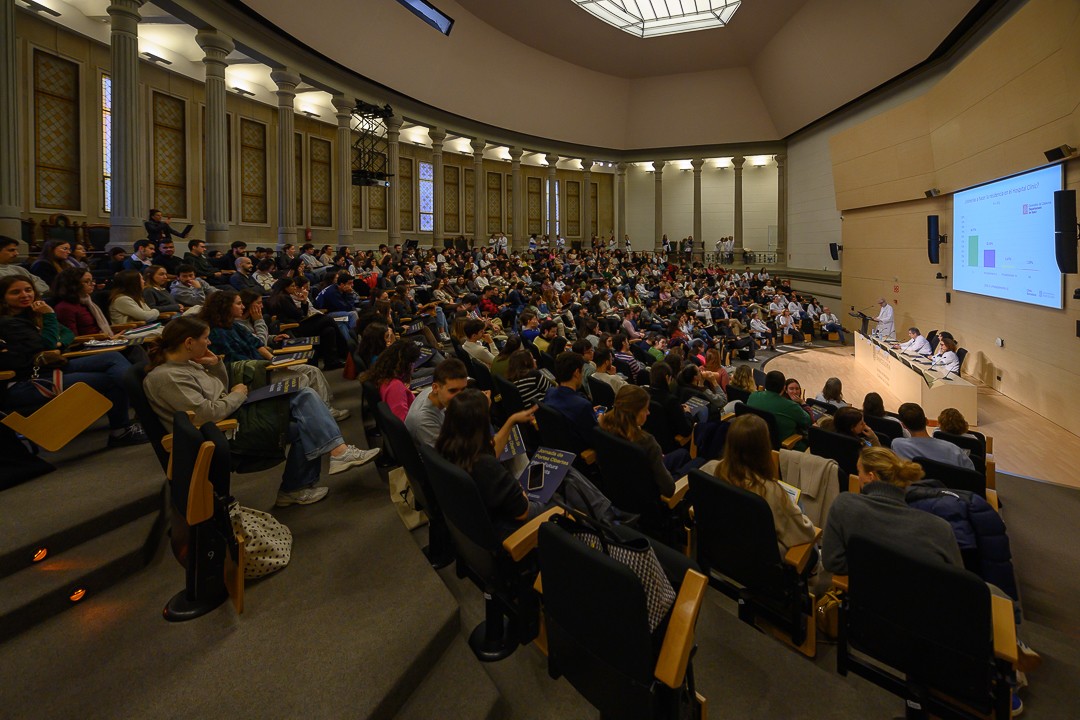 🔵El #CLÍNIC obre les portes als futurs residents 2025!

 📚👨‍⚕️👩‍⚕️ Més de 300 persones han assistit avui a la jornada per a conèixer en nostre hospital, que aquest any ofereix 1️⃣2️⃣5️⃣ places de 48 especialitats.

 ➕Info 🔗clinicbarcelona.org/ca/noticies/el…

#ResidentsCLÍNIC