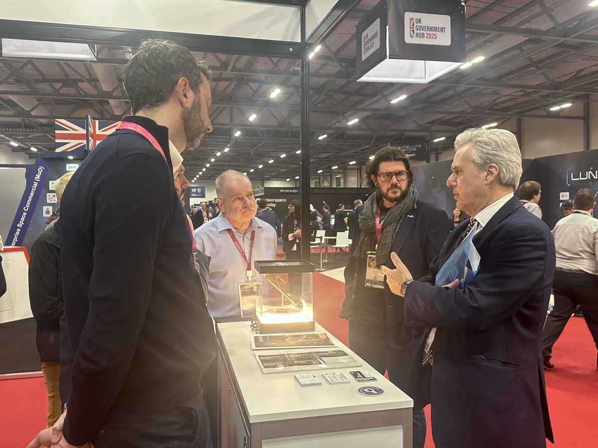 CWLSpaceCluster's tweet image. That’s it for @FboroSpaceShow !
📷 Mark Garnier, Shadow Economic Secretary to the Treasury and part of the APPG, visiting our stand earlier today to discuss development for the space sector in Cornwall.
Thanks to all who came.
Let’s keep innovating!
#CornwallSpace #FISS25