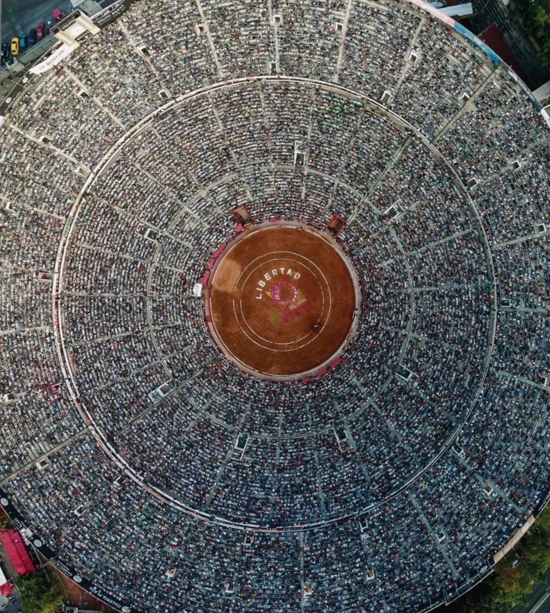 A toda la familia taurina y no taurina, también:

¡Qué triste que se haya quedado sin corridas la plaza más grande del mundo!
¡Qué triste que se imponga el prohibir por prohibir! 

Sí, estoy, estamos muy tristes. Aunque no me guste y lo vea como una violación a la libertad, me la