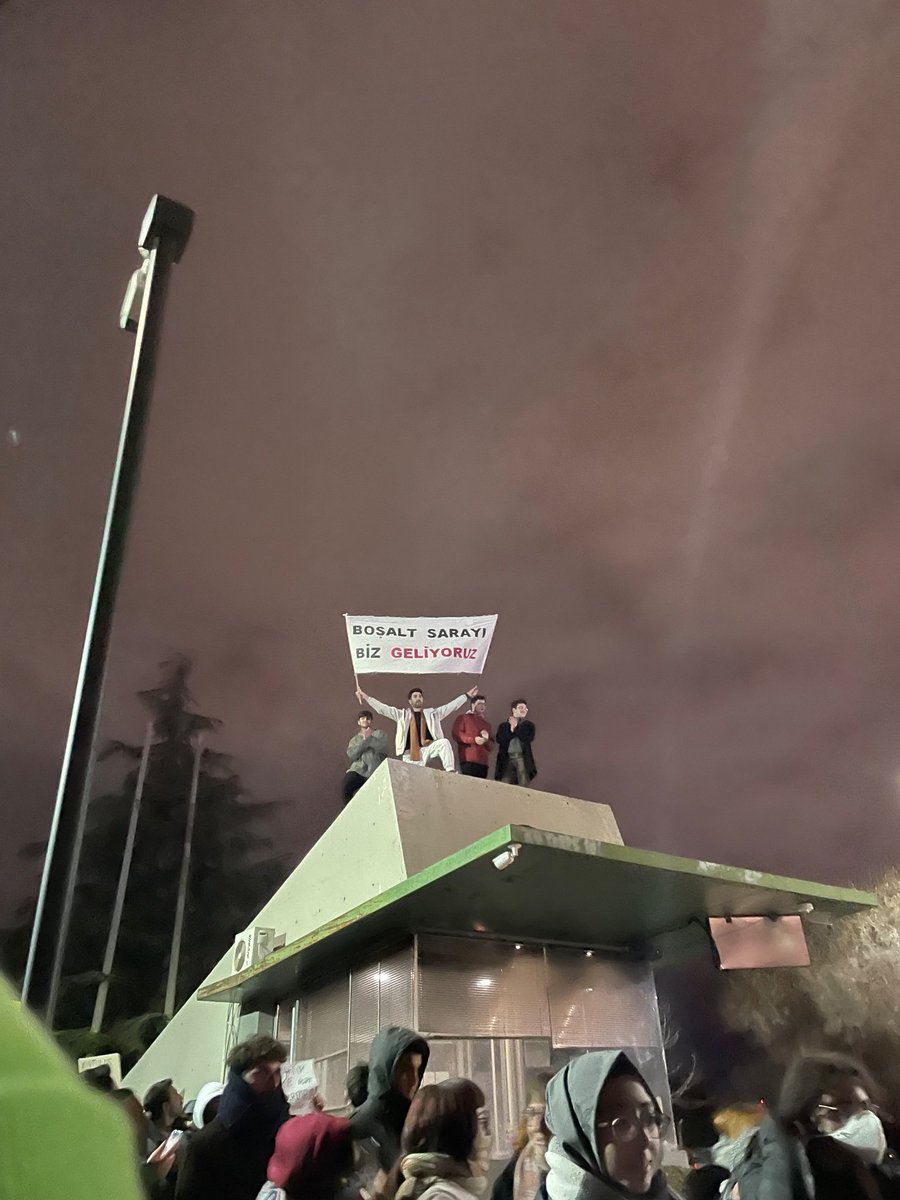 Sakinlik burjuva işidir. Biz devrimciyiz. Boşaltın sarayı halk geliyor