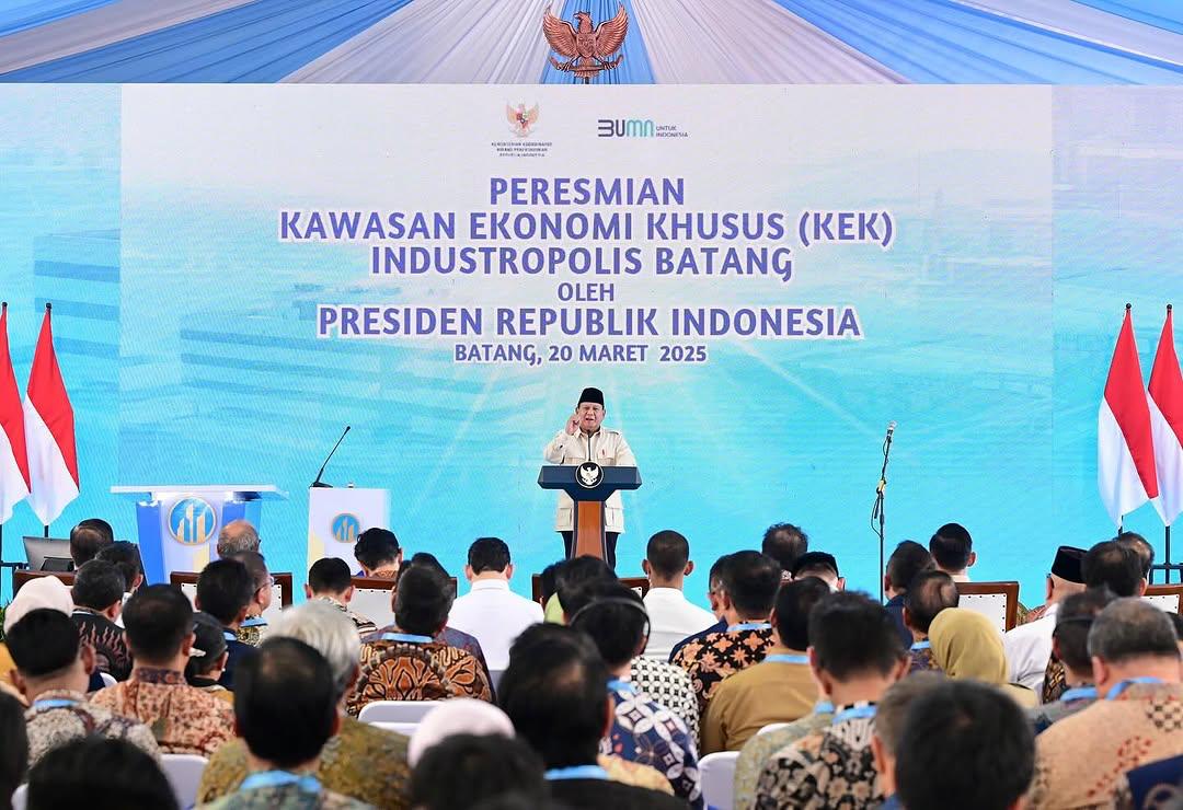 AgusYudhoyono's tweet photo. Hari ini, mendampingi Presiden Prabowo meresmikan Kawasan Ekonomi Khusus Industropolis Batang, Jawa Tengah. KEK ini dirancang untuk mendorong perekonomian, tidak hanya untuk Batang dan Jawa Tengah, tetapi juga untuk ekonomi nasional. KEK ini diharapkan memberikan dampak positif yang signifikan bagi pertumbuhan ekonomi, kesempatan kerja, dan kesejahteraan masyarakat.