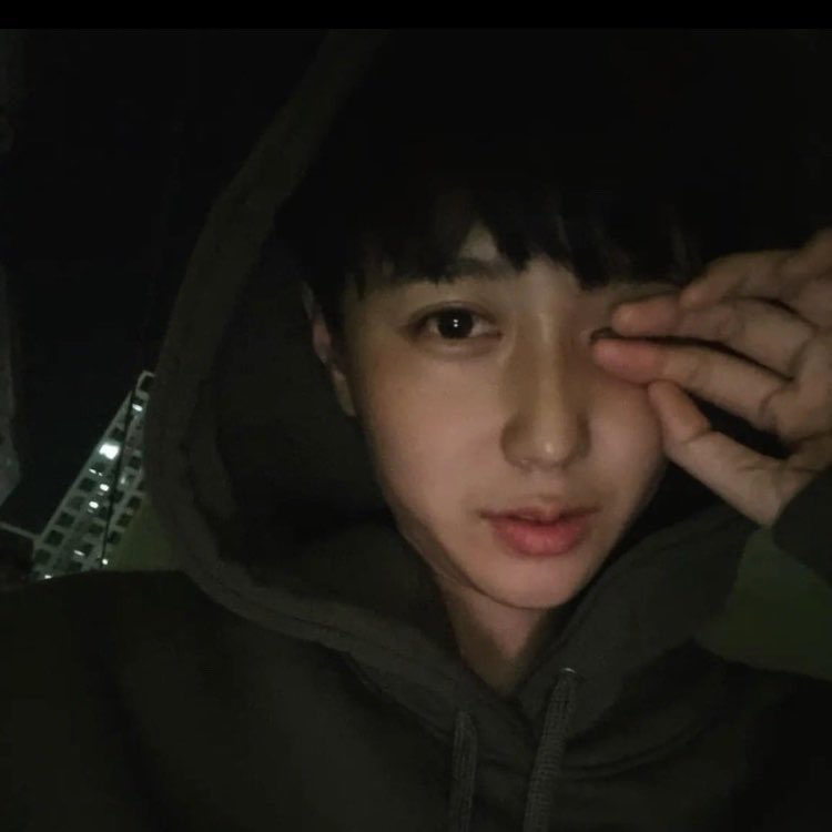 쌍꺼풀 빡 있는 쪽 얼굴을 좋아하나 봐