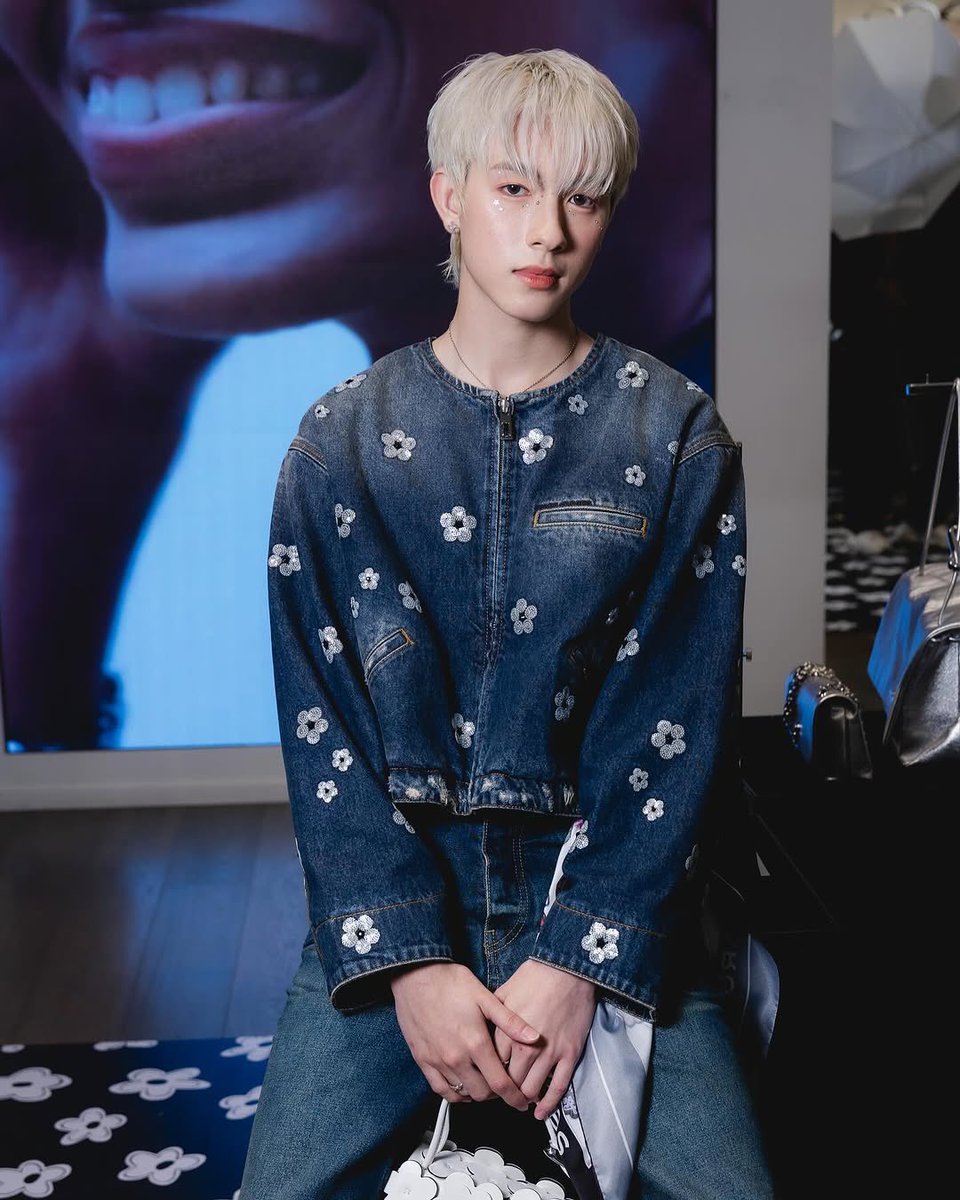 spypps_'s tweet photo. เหมาะสมกับแบรนด์มาก ใส่แล้วเท่แบบน่ารัก 😭❤️🩹
#MarcJacobsDaisy
#MarcJacobsSS25
#MarcJacobsTH
#PROXIEth #PROXIEOnglee https://t.co/vBREmdoDIU