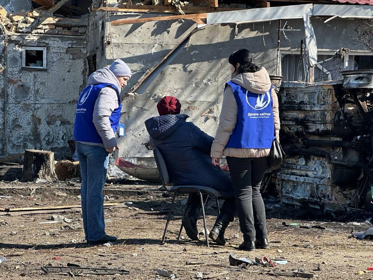 OCHA_Ukraine's tweet image. Following an overnight attack in 📍#Kropyvnytskyi, aid workers swiftly reached the affected sites to deliver emergency support—

distributing materials to cover damage, providing psychological and legal assistance, and registering people for further aid.