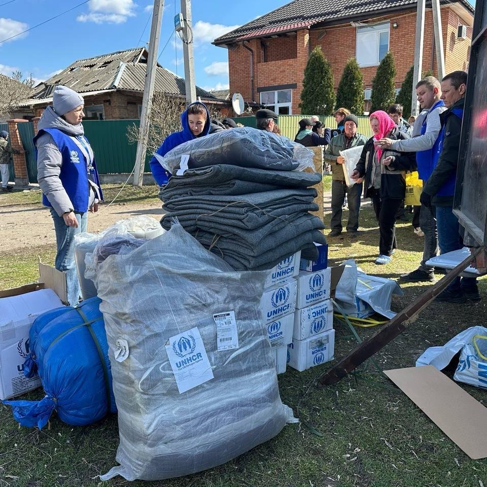 OCHA_Ukraine's tweet image. Following an overnight attack in 📍#Kropyvnytskyi, aid workers swiftly reached the affected sites to deliver emergency support—

distributing materials to cover damage, providing psychological and legal assistance, and registering people for further aid.