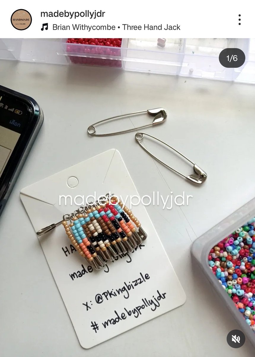 Pkingbizzle's tweet photo. ทุกคน มีเรื่องจะรบกวนค่ะ
เราจะทำ Giveaway ไปแจกหน้าคอนพี่โฮป แต่ฝากเพื่อนอาร์มี่ไปแจกแทน
อยากให้ทำลายไหน ซ้าย หรือ ขวา
ช่วยที เลือกไม่ถูก
ร้านของเราเองค่า #madebypollyjdr
#HOPE_ON_THE_STAGE_TOUR_BANGKOK #ตลาดนัดบังทัน #kpopbts #HOPE_ON_THE_STAGE_TOUR https://t.co/D7CMDjq3rf