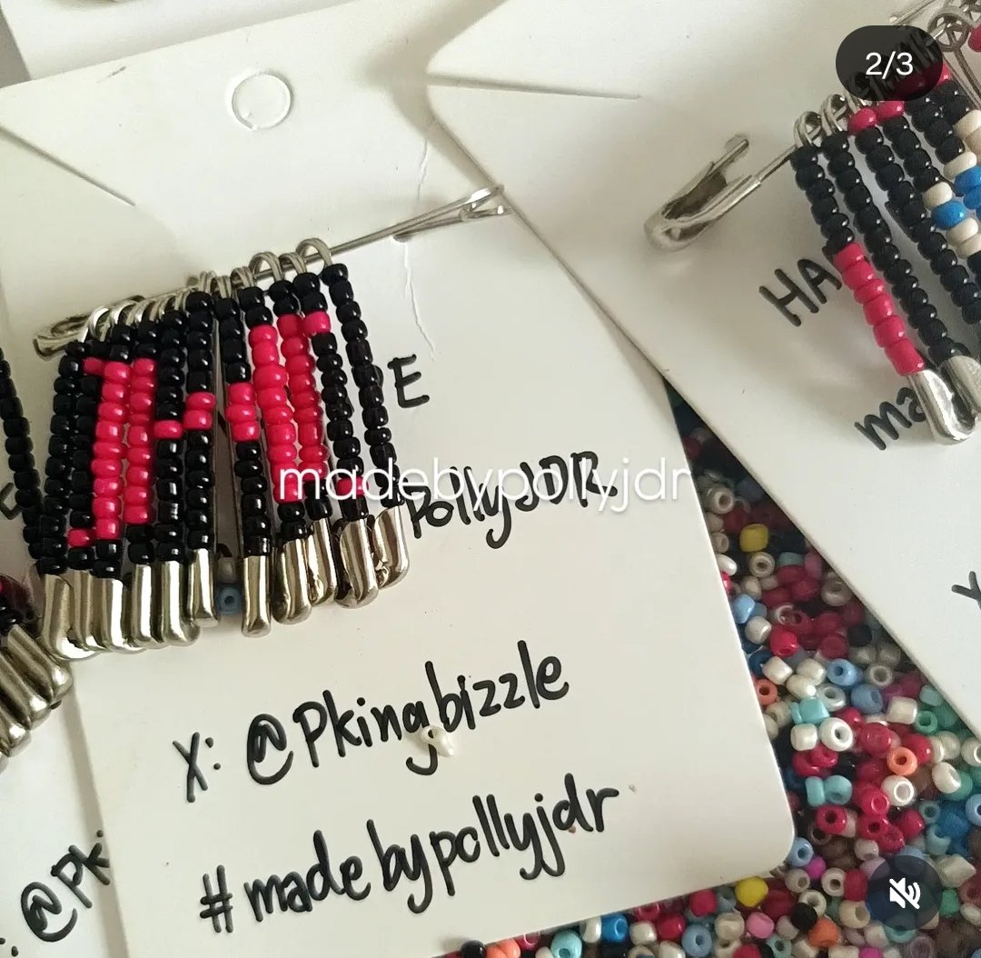 Pkingbizzle's tweet photo. ทุกคน มีเรื่องจะรบกวนค่ะ
เราจะทำ Giveaway ไปแจกหน้าคอนพี่โฮป แต่ฝากเพื่อนอาร์มี่ไปแจกแทน
อยากให้ทำลายไหน ซ้าย หรือ ขวา
ช่วยที เลือกไม่ถูก
ร้านของเราเองค่า #madebypollyjdr
#HOPE_ON_THE_STAGE_TOUR_BANGKOK #ตลาดนัดบังทัน #kpopbts #HOPE_ON_THE_STAGE_TOUR https://t.co/D7CMDjq3rf