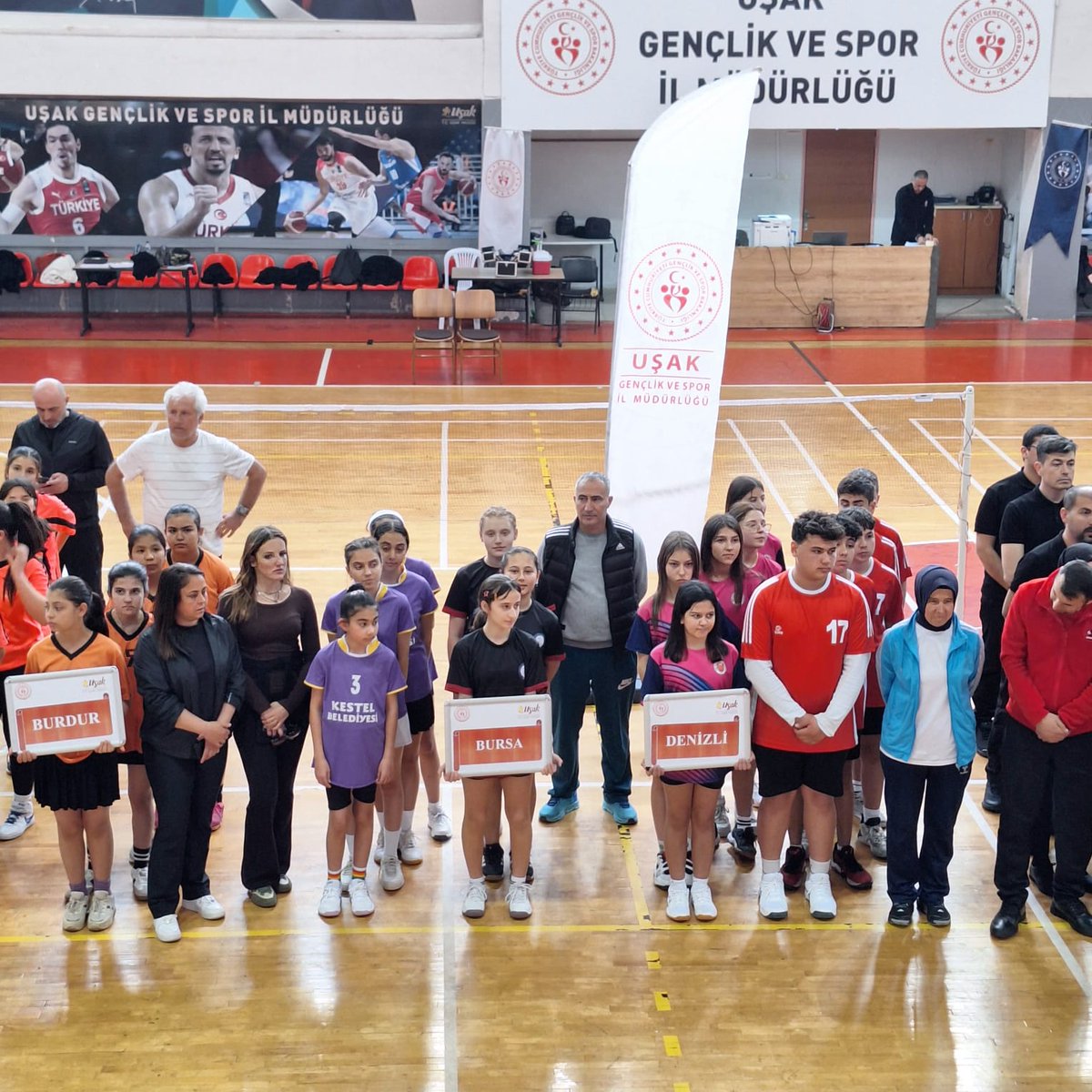 Okul Sporlarında öğrencilerimiz  Uşakta yapılan Badmington turnuvasında  bölge birinci si 🥇 oldular. Öğrencilerimizi kutlar başarılarının devamını dilerim.
<a href="/BayrakciKaan/">Kaan BAYRAKÇI</a>
<a href="/bursailmem16/">Bursa İl Millî Eğitim Müdürlüğü</a> 
<a href="/yildirimilcemem/">Bursa Yıldırım İlçe Milli Eğitim Müdürlüğü</a>