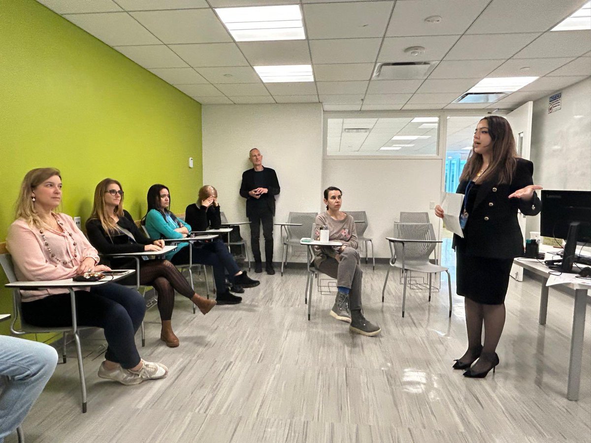 RPNY_OIF's tweet photo. À l'occasion de la Journée de la langue française à l'ONU, l'#OIF a rencontré les apprenants du #français du Centre de formation des Nations Unies. 

🗓️Nous nous sommes donnés rendez-vous le 25 avril prochain pour une rencontre littéraire en présence de quatre auteurs francophones du réseau (Rencontre des auteurs francophones) originaires de Belgique, de France, du Sénégal et de Nouvelle Calédonie. #PrintempsDeLaFrancophonie. #20mars 
➡️ https://t.co/P1HDFnwaaH