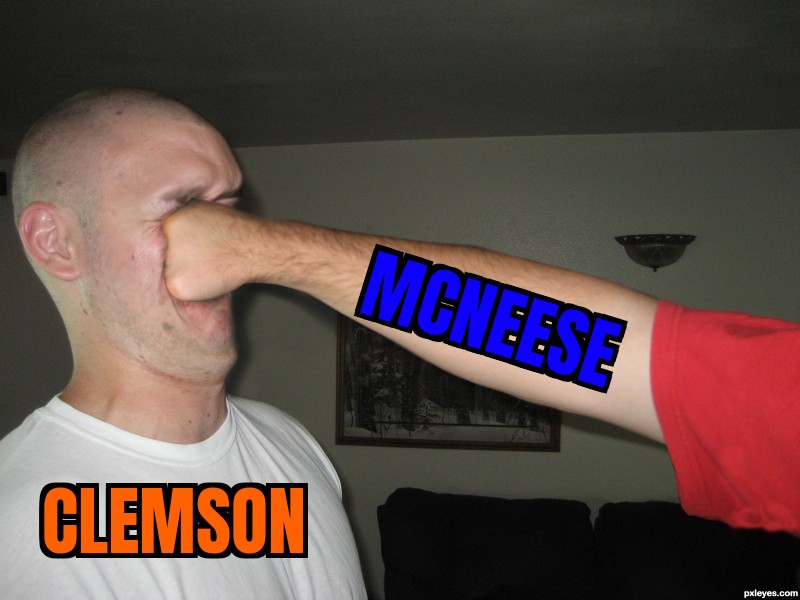 WNiewoehner's tweet photo. The first true upset of the tournament. Props to Clemson making it interesting.
#realmarkmadness https://t.co/1jYfwGhH29