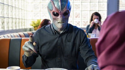 MariaBatb's tweet image. 00:00 ¡¡Felicidades @JayRyKK!! Que pases un día estupendo. Aquí te dejo una recopilación de guapos. Había una tarta también, pero creo que alguien se la comió... 😅🥳🍰🎁🥂
#BatB #ResidentAlien #ProdigalSon