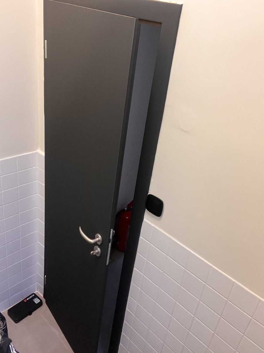 Máte hnědé dveře a zárubně, ale potřebujete je mít černé? Žádný problém😉💪