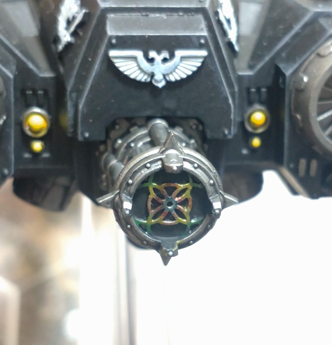 6SDI2pwhd4ammaA's tweet photo. レイヴンウイング ダークタロン完成!!
ダークエンジェルらしい装飾過多の兵器です。
ステンドグラスキャノンは極彩色になるように塗装しました。翼の装飾も石っぽくマーブル模様を入れました。
色々と挑戦することがあり、楽しいキットなので、オススメです!!
#WarhammerCommunity 　#warhammer https://t.co/SXPA1nbmJC